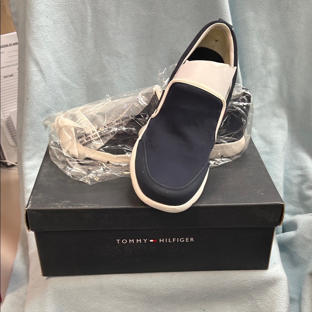 Tommy Hilfiger Women’s Navy and White Loafers Sz 8-1/2 New in box
